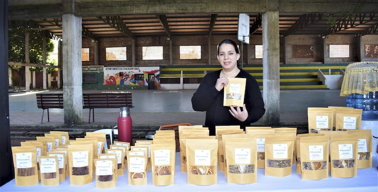 El empaquetado artesanal de productos medicinales, también se comercializó en la "Expo Emprendedores- Carapeguá 2023".