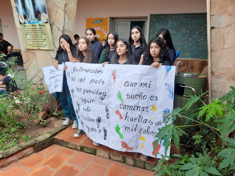 Arroyos y Esteros: sentata en la escuela La Providencia en protesta por falta de rubros