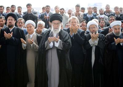 El líder supremo de Irán, Ali Jameneí (c) junto a otros líderes religiosos iraníes. (archivo)