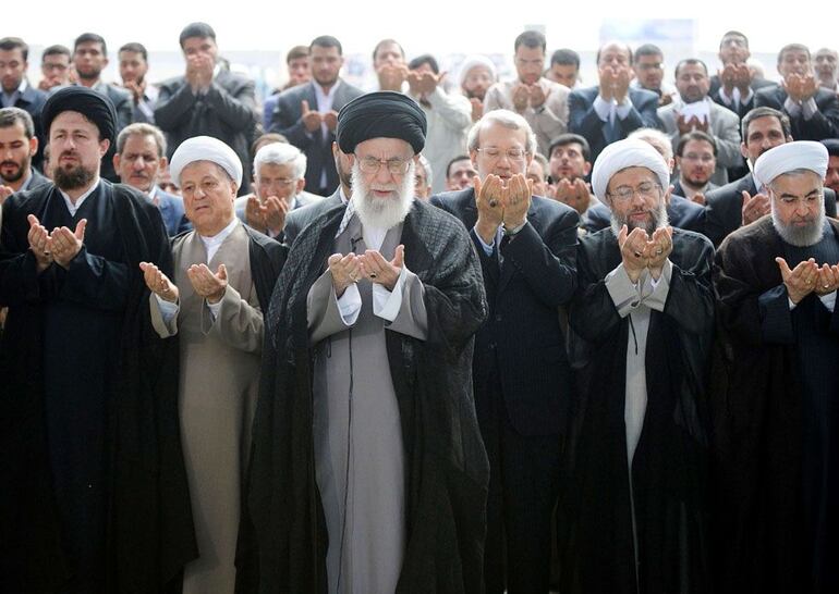 El líder supremo de Irán, Alí Jamenéi (c). La protesta cantó "Muerte a Jamenei". Él es la máxima autoridad política en Irán desde que asumió el cargo de líder supremo el 4 de junio de 1989, tras la muerte del Ruholá Jomeiní, fundador de la República Islámica. (archivo)
