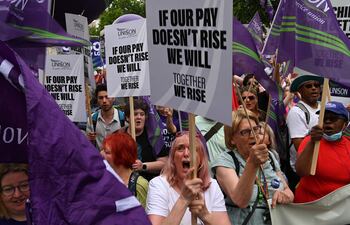 Decenas de miles de personas se manifestaron contra el aumento del costo de vida.
