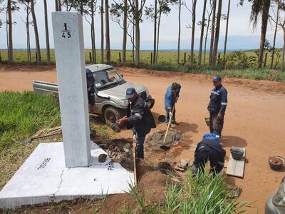Obreros contratados por la comisión demarcadora trabajan para establecer la base en este hito de frontera.