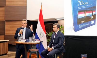 El titular del BCP José Cantero y  el directivo Humberto Colmán en el lanzamiento del libro.