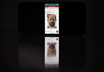 Publicidad del libro autobiográfico del príncipe Enrique (Harry), titulado "Spare" (Repuesto en español).