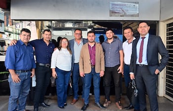 El abogado Elber Caballero Ferreira (d.), junto a los concejales del municipio de San Pedro, en la Fiscalía de Delitos Económicos, presentaron la denuncia contra el intendente.