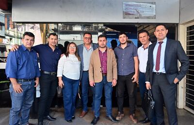 El abogado Elber Caballero Ferreira (d.), junto a los concejales del municipio de San Pedro, en la Fiscalía de Delitos Económicos, presentaron la denuncia contra el intendente.