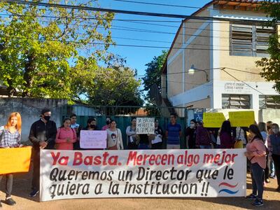 Los padres se manifestaron frente a la escuela Teniente Fariña de Caacupé.