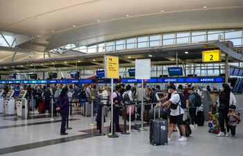 Viajeros en el aeropuerto John F. Kennedy (JFK) en Nueva York, Estados Unidos.
