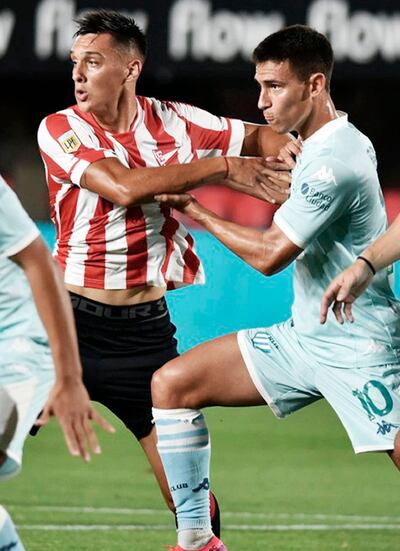 Matías Rojas (d), con un jugador de Estudiantes.