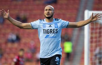 Carlos Gabriel González Espínola, 28 años, celebra su gol para Tigres, que ganó 2-1 ante Tijuana.