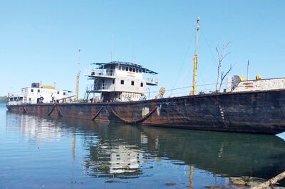 El barco Yporã II que se encuentra varado en el amarradero del puerto Campichuelo.