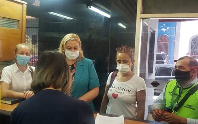 Raquel Bogado, María Esther Roa, Magi Verón y Bernardino Zoria presentaron ayer la denuncia por peculado por uso indebido, contra el vicepresidente Hugo Velázquez ante fiscalía.