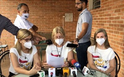 De izquierda a derecha, Silvana, Beatriz y Lorena Denis. Una vez más pidieron a las autoridades la búsqueda y liberación de su padre.
