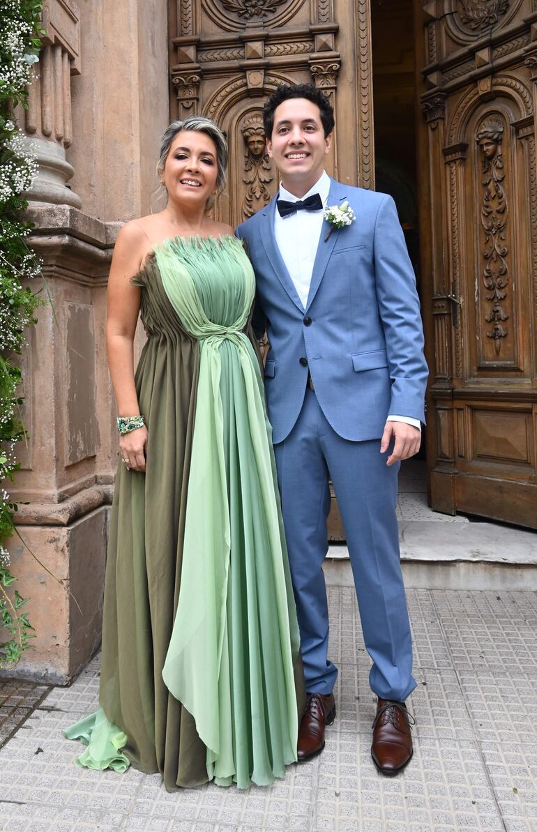 La madrina Sonia Báez junto al novio que es su hijo Lucas Boscarino.