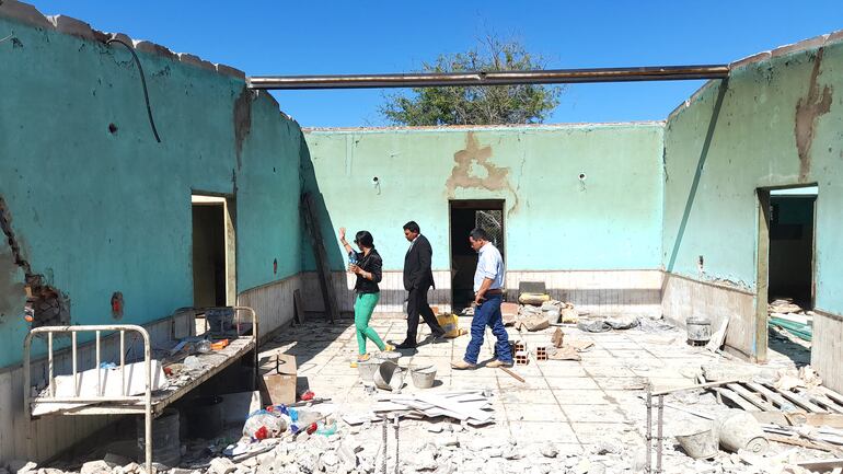 La fiscala en compañia del intendente pudo comprobar la demolicion del hogar de ancianos.