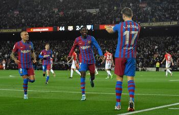 Ousmane Dembele (c) ingresó de suplente, marcó un gol y dio una asistencia en la goleada 4-0 del Barcelona sobre Athletic Bilbao.