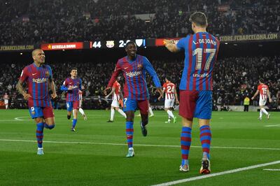 Ousmane Dembele (c) ingresó de suplente, marcó un gol y dio una asistencia en la goleada 4-0 del Barcelona sobre Athletic Bilbao.