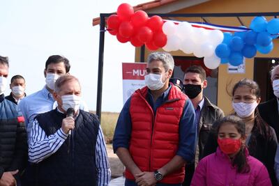 El presidente de la República, Mario Abdo Benítez, brinda su pleno respaldo al ministro de Urbanismo, Dany Durand, al acompañarlo en entrega de viviendas sociales, en medio de un ambiente de críticas a la falta de transparencia a su gestión.