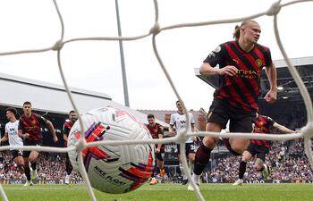 Erling Haaland celebra tras anotar desde el punto penal el primer gol para Manchester City ante Fulham.