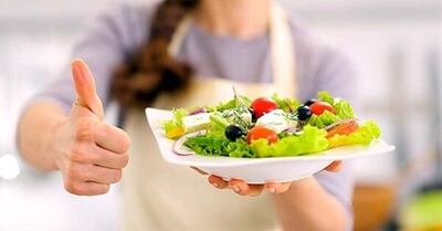 En estos días de mucho calor hay que incorporar a las comidas ensaladas frescas en el almuerzo y la cena, la porción recomendada mínima ½ plato.