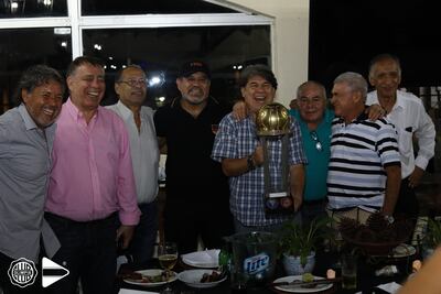 Integrantes de aquel plantel, posando con la copa.
