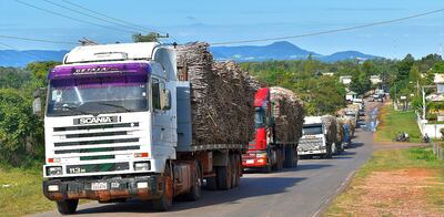 Productores hicieron una caravana de  demostración de fuerza para exigir el inicio de zafra en Petropar.