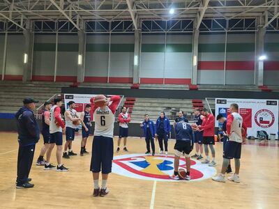 El “Enano” Feliú dando instrucciones a los jugadores, en la práctica en el CEO de Santiago, Chile.