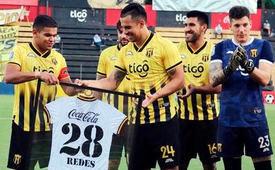 Rodney Redes (izq.)  jugó su último partido en Dos Bocas.