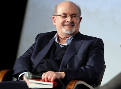 El escritor británico Salman Rushdie, cuyo controvertido libro “Los versos satánicos” lo convirtió en el blanco de una fatua del ayatolá iraní Ruhollah Jomeiní en 1989, fue atacado el viernes en el escenario de un evento en el oeste del estado de Nueva York, informaron medios estadounidenses.
