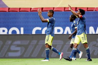 Wílmar Barrios (i), Yimmi (c) Chará y Juan Cuadrado de Colombia celebran un gol de Luis Díaz (no en la foto) hoy, en el partido por el tercer puesto de la Copa América entre Colombia y Perú en el estadio Mané Garrincha en Brasilia (Brasil).