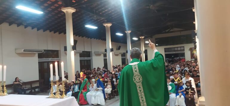 El párroco de la parroquia de la Virgen del Carmen de Villa Elisa, presbítero, Oscar González, anima a sus feligreses a vivir la santidad.