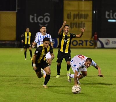 Rodi Ferreira se lleva el balón dejando atrás a Danilo Ortiz