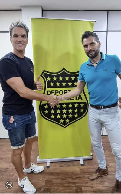 El presidente del Deportivo Recoleta, Luis Antonio Vidal (d), con Germán “Tito” Caffa, quien aportará su experiencia en busca del ascenso a la Intermedia.
