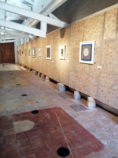 Con círculos negros en el piso se marca el circuito y la distancia que deben mantener los visitantes en cada turno. El máximo permitido es de 8 personas.