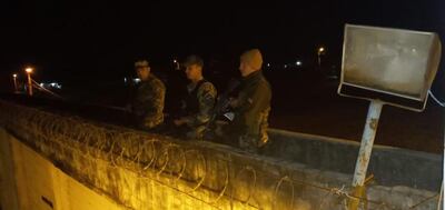 Efectivos de la Armada refuerzan el control perimetral en la zona elevada de la penitenciaría.