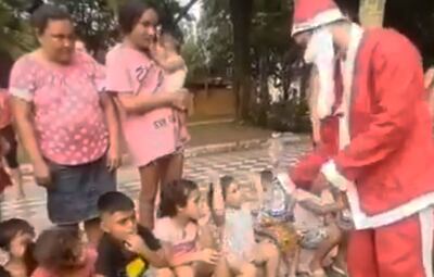 Papá Noel dio regalos a los niños de la Chacarita tras incendio.