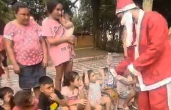 Papá Noel dio regalos a los niños de la Chacarita tras incendio.