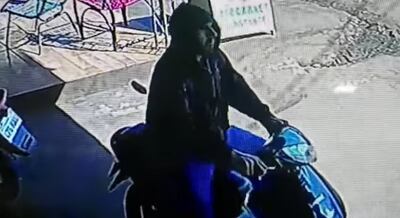 Las cámaras de circuito cerrado captaron el momento en que llegaba el delincuente.