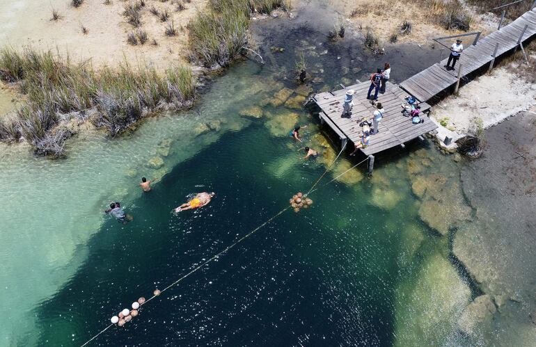 Turistas visitan una laguna de la reserva Much Kanan Ka’ax en el municipio de Felipe Carrillo Puerto, Quintana Roo (México).