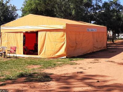 Instalan carpas en el Hospital Nacional de Itauguá para familiares de pacientes internados por cuadros respiratorios.