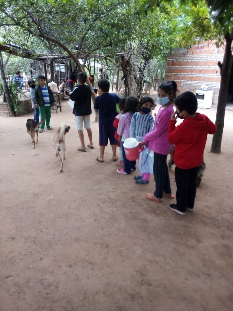 Pobladores de Villeta utilizan todo tipo de utensilios para llevar el almuerzo, muchos no cuentan ni siquiera con platos para comer.