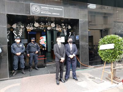 Corona de flores ante el Ministerio de Educación, como protesta de parte de los estudiantes. Aseguran que la educación paraguaya murió este 2020.