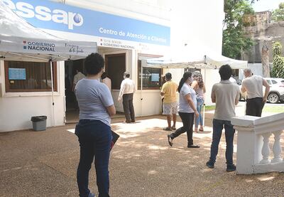 Fila de clientes se aprecia en la sede central del ente sanitario desde hace algunos días.