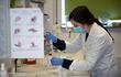Una investigadora del biotecnológica Mabion trabaja en el laboratorio con las vacunas.