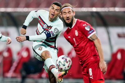 Cristiano Ronaldo remata el balón ante la presencia del serbio Nemanja Gudelj durante el partido de ayer en Belgrado. (EFE)