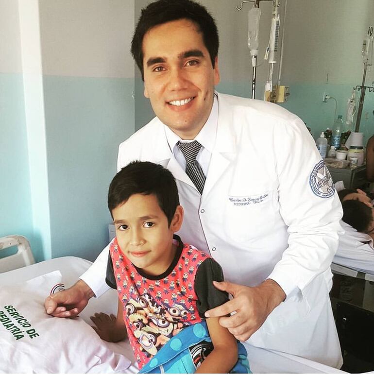 Médico de profesión, Carlos Yegros es especialista en cirugía general.
