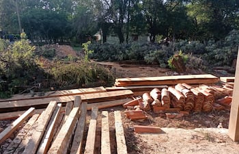 Algunos tablones junto a las reformas que están haciendo en la edificación del Deag en Carmen del Paraná.