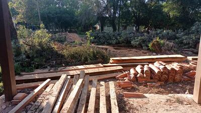 Algunos tablones junto a las reformas que están haciendo en la edificación del Deag en Carmen del Paraná.