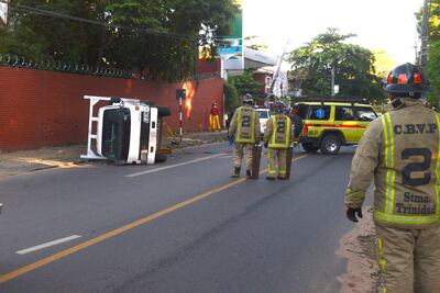 Bomberos voluntarios en el sitio del accidente, este domingo en Asunción.