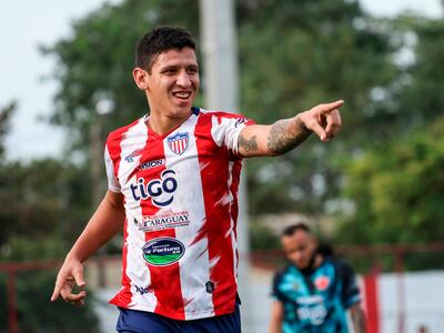 El artillero Nery Castro marcó ayer el primer tanto en la goleada del puntero Benjamín Aceval. (Foto: APF)